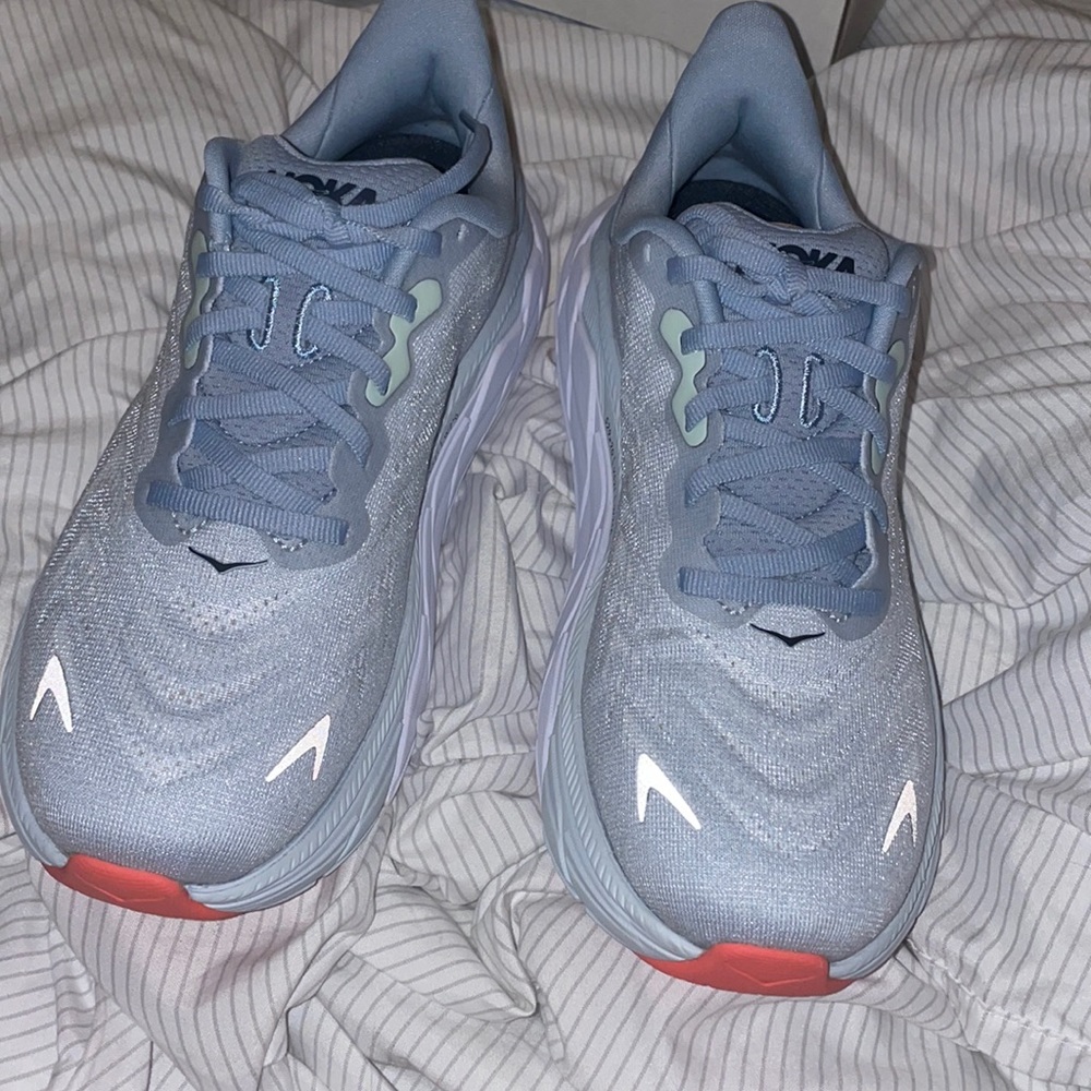 Hello I am selling w ARAHI 6 wide sneakers they are a size 5.5 brand new.